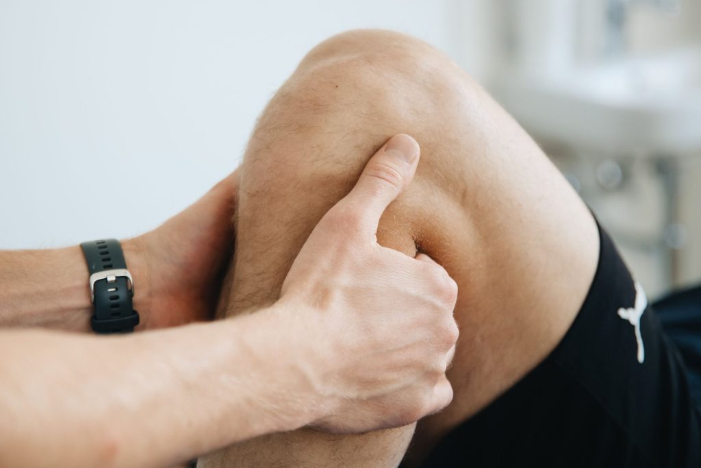 Kinesitherapeut onderzoekt een knie