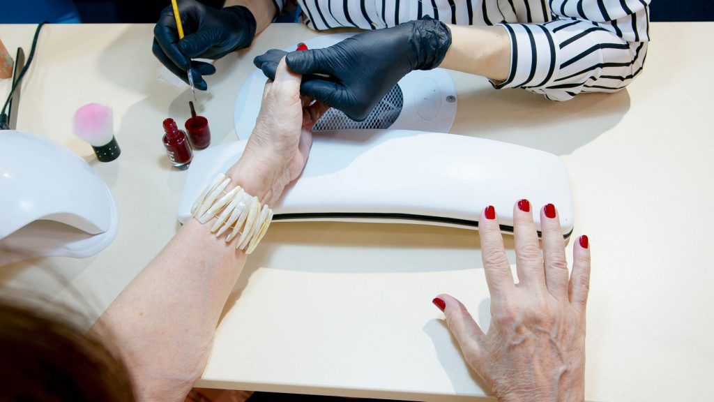 Rode gellak op verzorgde nagels